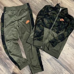 Boys Nike track suit. Size 6